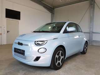 Schräge Frontansicht auf einen Fiat 500 , freigestellt