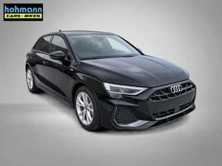 Schräge Frontansicht auf einen Audi A3 , freigestellt