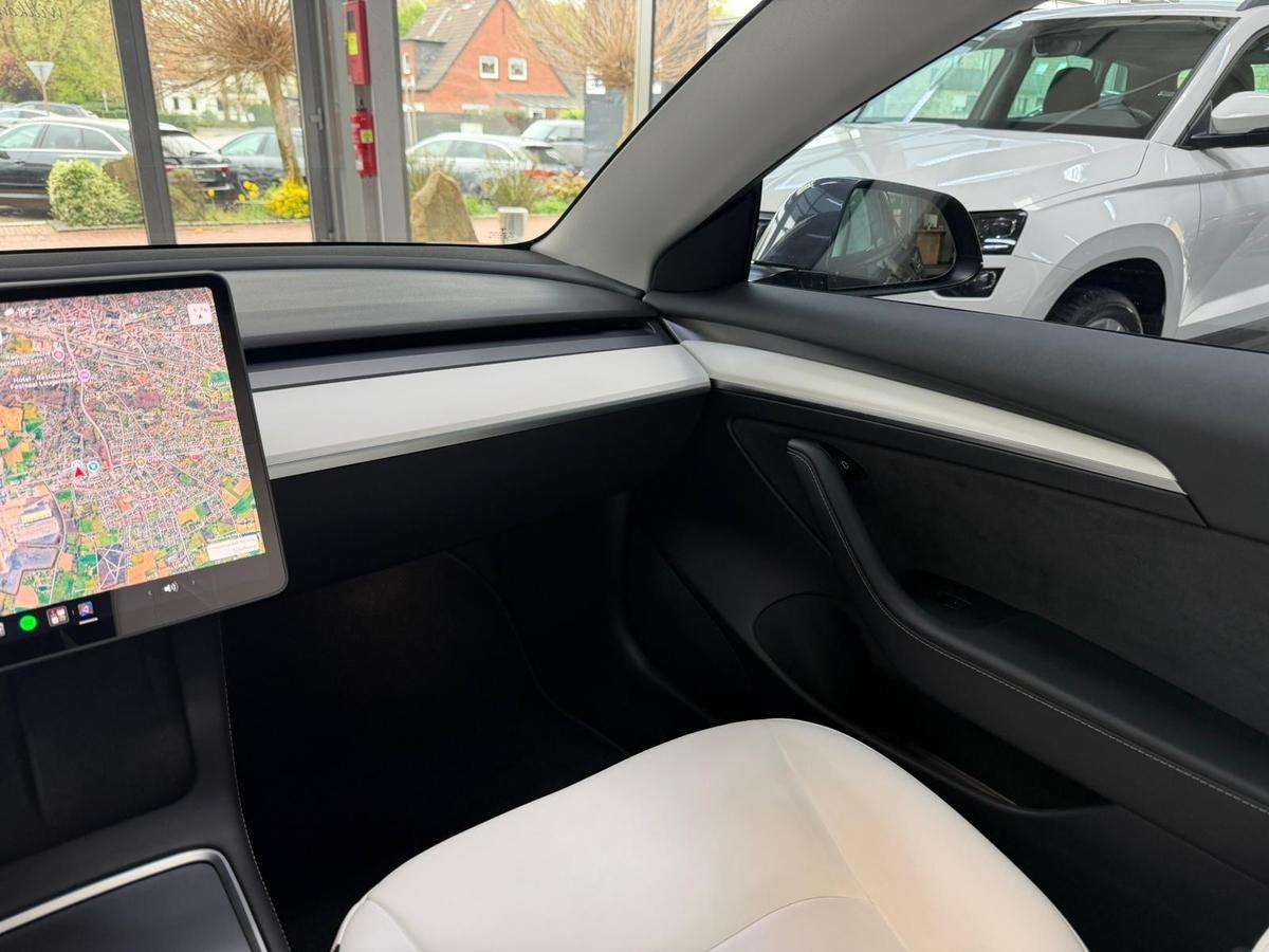 Fahrzeugbild eines TESLA Model 3