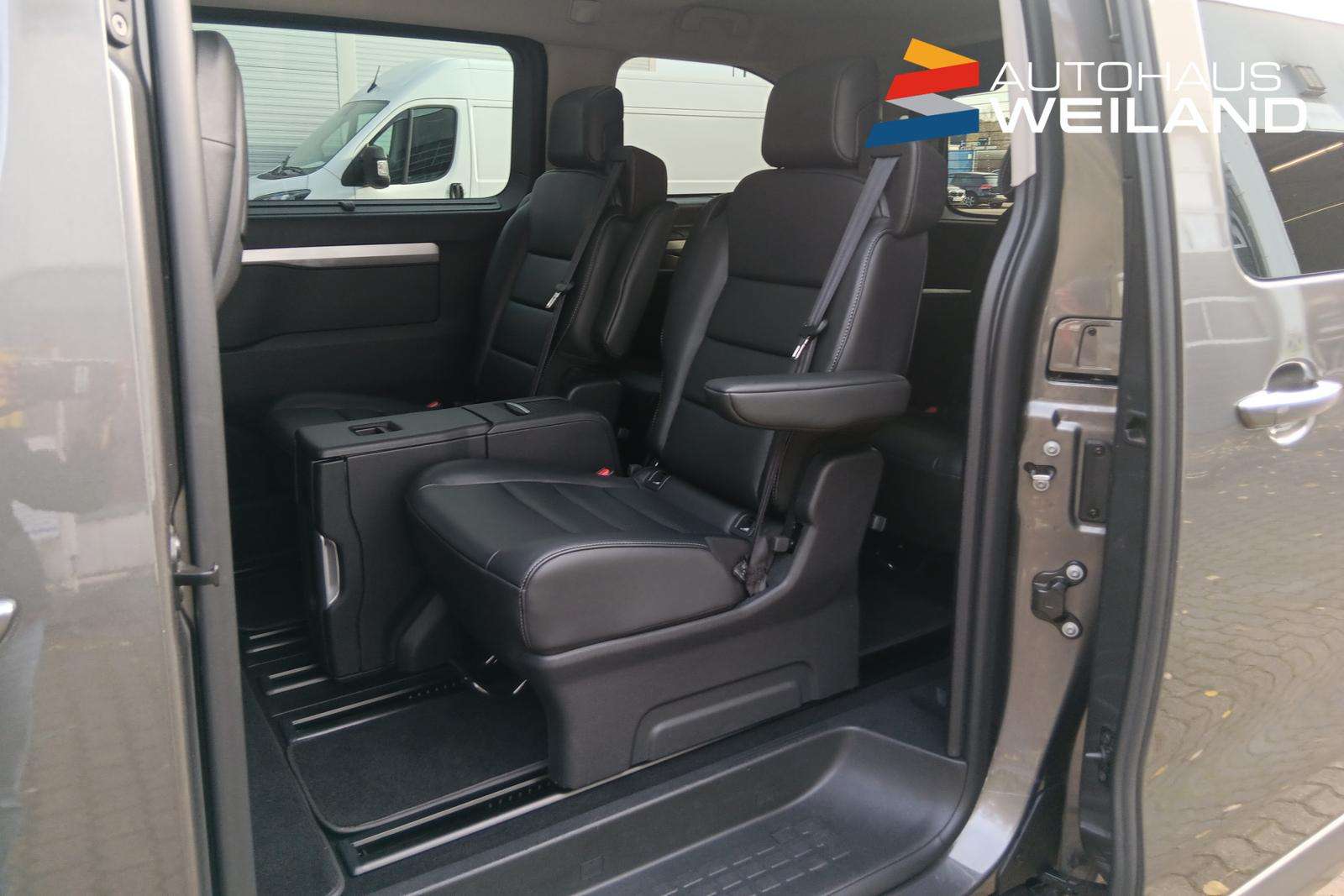 Fahrzeugbild eines Peugeot Traveller