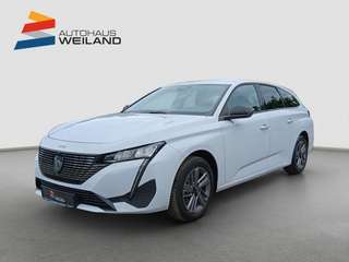 Schräge Frontansicht auf einen Peugeot 308 , freigestellt