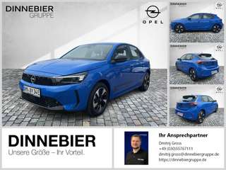 Schräge Frontansicht auf einen Opel Corsa , freigestellt