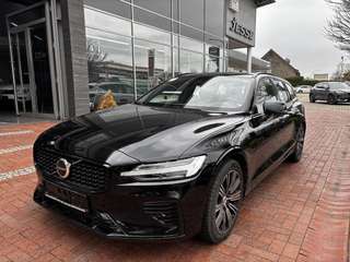 Schräge Frontansicht auf einen Volvo V60 , freigestellt