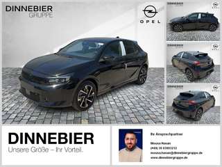 Schräge Frontansicht auf einen Opel Corsa , freigestellt