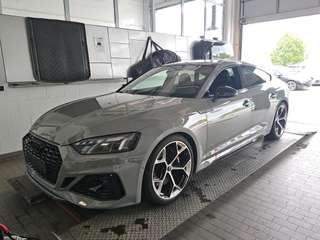 Schräge Frontansicht auf einen Audi RS5 , freigestellt