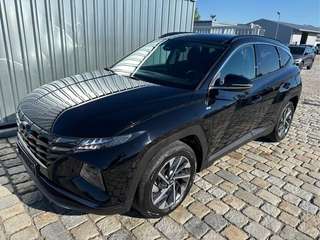 Schräge Frontansicht auf einen Hyundai Tucson , freigestellt