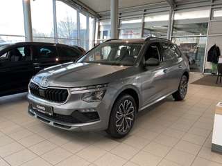 Schräge Frontansicht auf einen Skoda Kamiq , freigestellt