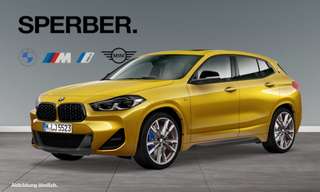 Schräge Frontansicht auf einen BMW X2 , freigestellt