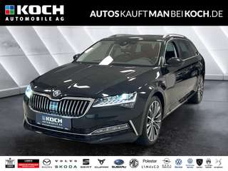 Schräge Frontansicht auf einen Skoda Superb , freigestellt