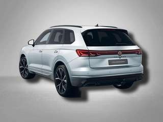 Schräge Frontansicht auf einen Volkswagen Touareg , freigestellt