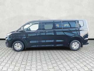 Schräge Frontansicht auf einen Ford Transit Custom , freigestellt