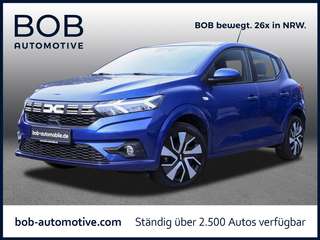 Schräge Frontansicht auf einen Dacia Sandero , freigestellt