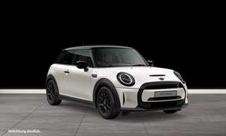 Schräge Frontansicht auf einen MINI COOPER SE , freigestellt