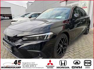 Schräge Frontansicht auf einen Honda Civic , freigestellt