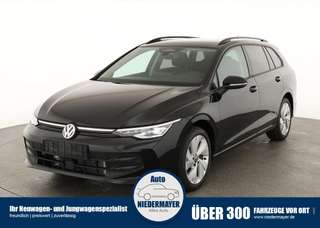Schräge Frontansicht auf einen Volkswagen Golf , freigestellt