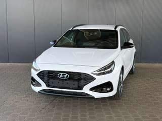 Schräge Frontansicht auf einen Hyundai i30 , freigestellt