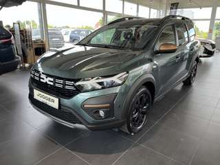 Schräge Frontansicht auf einen Dacia Jogger , freigestellt