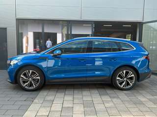 Schräge Frontansicht auf einen Skoda ENYAQ , freigestellt