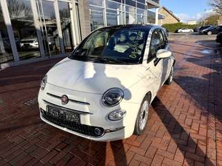 Schräge Frontansicht auf einen Fiat 500 , freigestellt