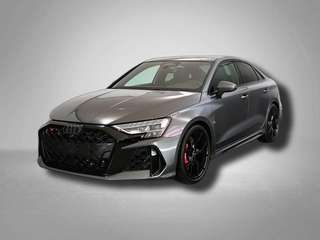Schräge Frontansicht auf einen Audi RS3 , freigestellt