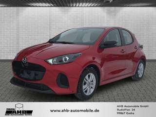 Schräge Frontansicht auf einen Mazda Mazda2 , freigestellt