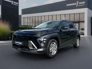 Schräge Frontansicht auf einen Hyundai Kona , freigestellt