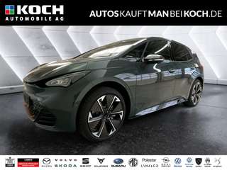 Schräge Frontansicht auf einen CUPRA Born , freigestellt