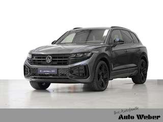 Schräge Frontansicht auf einen Volkswagen Touareg , freigestellt