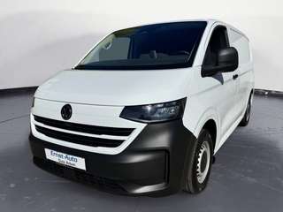 Schräge Frontansicht auf einen Volkswagen Transporter , freigestellt