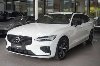 Schräge Frontansicht auf einen Volvo V60 , freigestellt