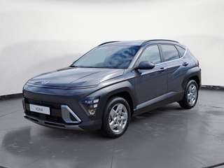 Schräge Frontansicht auf einen Hyundai Kona , freigestellt