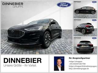Schräge Frontansicht auf einen Ford Focus , freigestellt