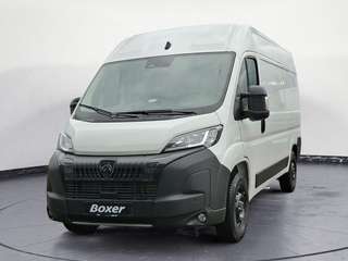 Schräge Frontansicht auf einen Peugeot Boxer , freigestellt