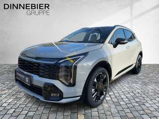 Schräge Frontansicht auf einen Kia Sportage , freigestellt