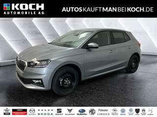 Schräge Frontansicht auf einen Skoda Fabia , freigestellt