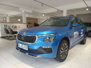 Schräge Frontansicht auf einen Skoda Kamiq , freigestellt