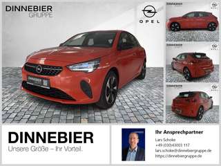 Schräge Frontansicht auf einen Opel Corsa , freigestellt