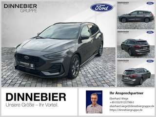 Schräge Frontansicht auf einen Ford Focus , freigestellt
