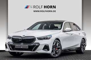 Schräge Frontansicht auf einen BMW 5er-Reihe , freigestellt