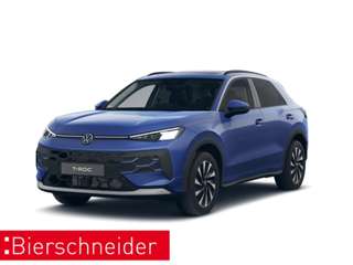 Schräge Frontansicht auf einen Volkswagen T-Roc , freigestellt