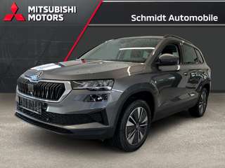 Schräge Frontansicht auf einen Skoda Karoq , freigestellt