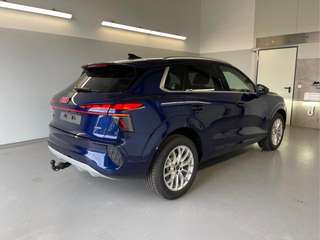 Schräge Frontansicht auf einen Audi Q3 , freigestellt