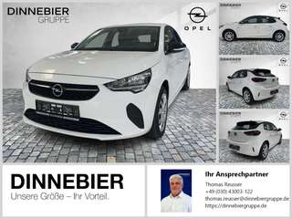 Schräge Frontansicht auf einen Opel Corsa , freigestellt