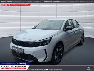 Schräge Frontansicht auf einen Opel Corsa , freigestellt