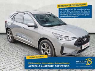 Schräge Frontansicht auf einen Ford Kuga , freigestellt