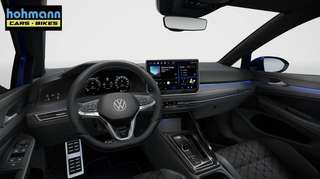 Schräge Frontansicht auf einen Volkswagen Golf , freigestellt
