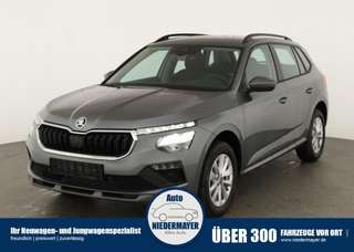 Schräge Frontansicht auf einen Skoda Kamiq , freigestellt