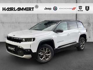 Schräge Frontansicht auf einen Jeep Compass , freigestellt