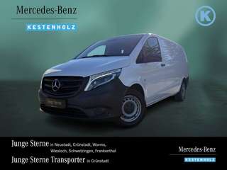 Schräge Frontansicht auf einen Mercedes-Benz Vito , freigestellt