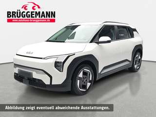 Schräge Frontansicht auf einen Kia EV3 , freigestellt